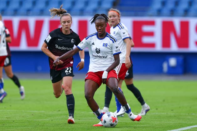 v.li.: Lisa Kolb (SC Freiburg, 22) und Magou Doucoure (Hamburger SV, HSV, 2) im Zweikampf, Duell, Dynamik, Aktion, Action, Spielszene, DIE DFB-RICHTLINIEN UNTERSAGEN JEGLICHE NUTZUNG VON FOTOS ALS SEQUENZBILDER UND ODER VIDEOÄHNLICHE FOTOSTRECKEN. DFB REGULATIONS PROHIBIT ANY USE OF PHOTOGRAPHS AS IMAGE SEQUENCES AND OR QUASI-VIDEO., 23.08.2026, Hamburg (Deutschland), Fussball, Google Pixel Frauen-Bundesliga, Hamburger SV - SC Freiburg *** From left: Lisa Kolb (SC Freiburg), 22, and Magou Doucoure (Hamburger SV, HSV), 2, in a one-on-one battle, duel, dynamic moment, action, game scene, DFB REGULATIONS PROHIBIT ANY USE OF PHOTOGRAPHS AS SEQUENCE IMAGES AND OR VIDEO-LIKE PHOTO SEQUENCES, DFB REGULATIONS PROHIBIT ANY USE OF PHOTOGRAPHS AS IMAGE SEQU, August 23, 2026, Hamburg, Germany, soccer, Google Pixel Women’s Bundesliga, Hamburger SV, SC Freiburg xobx