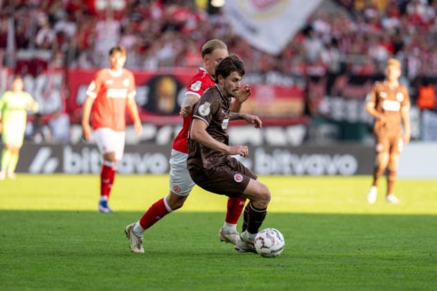 23.08.2026, GER Deutschland, Fussball, Saison 2026 2027, DFB-Pokal 1. Runde RW Essen - St. Pauli Zweikampf zwischen Conor Metcalfe (FC St. Pauli, 24) und Tony Menzel (Rot-Weiss Essen, 8) Essen Stadion an der Hafenstraße Nordrhein-Westfalen (NRW) Deutschland *** August 23, 2026, GER Germany, Soccer, 2026–2027 Season, DFB Cup, First Round: RW Essen vs. St. Pauli, a duel between Conor Metcalfe (FC St. Pauli, No. 24) and Tony Menzel (Rot-Weiss Essen, No. 8) at the Essen Stadium on Hafenstraße in North Rhine-Westphalia (NRW), Germany Copyright: xnordphotoxGmbHx xChristianxSchulzex