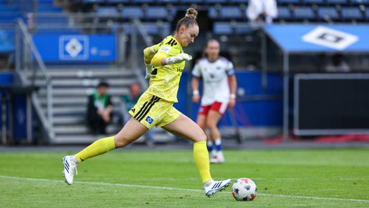 Kinga Szemik (Torhüterin, Torwart, Hamburger SV, 12) am Ball, Einzelbild, Ganzkörper, Aktion, Action, Spielszene, DIE DFB-RICHTLINIEN UNTERSAGEN JEGLICHE NUTZUNG VON FOTOS ALS SEQUENZBILDER UND ODER VIDEOÄHNLICHE FOTOSTRECKEN. DFB REGULATIONS PROHIBIT ANY USE OF PHOTOGRAPHS AS IMAGE SEQUENCES AND OR QUASI-VIDEO., 23.08.2026, Hamburg (Deutschland), Fussball, Google Pixel Frauen-Bundesliga, Hamburger SV - SC Freiburg *** Kinga Szemik, goalkeeper, Hamburger SV, 12 with the ball, single frame, full-body shot, action, game scene, DFB REGULATIONS PROHIBIT ANY USE OF PHOTOGRAPHS AS SEQUENCE IMAGES AND OR VIDEO-LIKE PHOTO SERIES DFB REGULATIONS PROHIBIT ANY USE OF PHOTOGRAPHS AS IMAGE SEQUENCES AND OR VIDEO-LIKE PHOTO SERIES, August 23, 2026, Hamburg, Germany, soccer, Google Pixel Women’s Bundesliga, Hamburger SV, SC Freiburg xobx