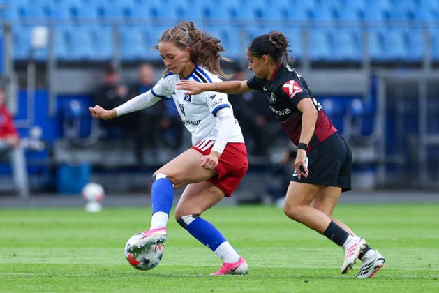 v.li.: Camilla Linberg (Hamburger SV, HSV, 7) und Ilayda Acikgöz (SC Freiburg, 30) im Zweikampf, Duell, Dynamik, Aktion, Action, Spielszene, DIE DFB-RICHTLINIEN UNTERSAGEN JEGLICHE NUTZUNG VON FOTOS ALS SEQUENZBILDER UND ODER VIDEOÄHNLICHE FOTOSTRECKEN. DFB REGULATIONS PROHIBIT ANY USE OF PHOTOGRAPHS AS IMAGE SEQUENCES AND OR QUASI-VIDEO., 23.08.2026, Hamburg (Deutschland), Fussball, Google Pixel Frauen-Bundesliga, Hamburger SV - SC Freiburg *** From left: Camilla Linberg (Hamburger SV, HSV), 7, and Ilayda Acikgöz (SC Freiburg), 30, in a one-on-one, duel, dynamic moment, action, game scene, DFB REGULATIONS PROHIBIT ANY USE OF PHOTOGRAPHS AS SEQUENCE IMAGES AND OR VIDEO-LIKE PHOTO SERIES DFB REGULATIONS PROHIBIT ANY USE OF PHOTOGRAPHS AS IMAGE SEQU, August 23, 2026, Hamburg, Germany, Soccer, Google Pixel Women s Bundesliga, Hamburger SV vs. SC Freiburg xobx