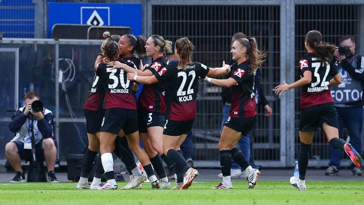 Spielerinnen vom SC Freiburg mit Torjubel, Jubel, jubeln, jubelt, optimistisch, Spielszene, Highlight, Freude über das Tor zum 0:1, DIE DFB-RICHTLINIEN UNTERSAGEN JEGLICHE NUTZUNG VON FOTOS ALS SEQUENZBILDER UND ODER VIDEOÄHNLICHE FOTOSTRECKEN. DFB REGULATIONS PROHIBIT ANY USE OF PHOTOGRAPHS AS IMAGE SEQUENCES AND OR QUASI-VIDEO., 23.08.2026, Hamburg (Deutschland), Fussball, Google Pixel Frauen-Bundesliga, Hamburger SV - SC Freiburg *** SC Freiburg players celebrating a goal, cheering, jubilant, optimistic, game action, highlight, joy over the 0-1 goal, DFB REGULATIONS PROHIBIT ANY USE OF PHOTOGRAPHS AS SEQUENCE IMAGES AND OR VIDEO-LIKE PHOTO SERIES DFB REGULATIONS PROHIBIT ANY USE OF PHOTOGRAPHS AS IMAGE SEQU, August 23, 2026, Hamburg, Germany, soccer, Google Pixel Women s Bundesliga, Hamburger SV vs. SC Freiburg xobx