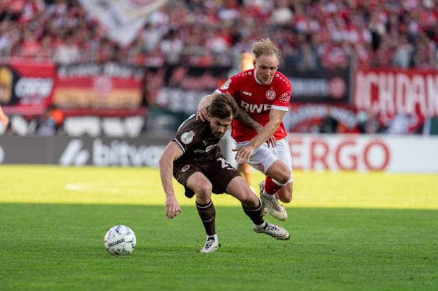 23.08.2026, GER Deutschland, Fussball, Saison 2026 2027, DFB-Pokal 1. Runde RW Essen - St. Pauli Zweikampf zwischen Conor Metcalfe (FC St. Pauli, 24) und Tony Menzel (Rot-Weiss Essen, 8) Essen Stadion an der Hafenstraße Nordrhein-Westfalen (NRW) Deutschland *** August 23, 2026, GER Germany, Soccer, 2026–2027 Season, DFB Cup, First Round: RW Essen vs. St. Pauli, a duel between Conor Metcalfe (FC St. Pauli, No. 24) and Tony Menzel (Rot-Weiss Essen, No. 8) at the Essen Stadium on Hafenstraße in North Rhine-Westphalia (NRW), Germany Copyright: xnordphotoxGmbHx xChristianxSchulzex