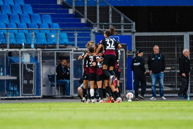 Google Pixel Frauen-Bundesliga: Hamburger SV vs. SC Freiburg, 23.08.2026 TOR, JUBEL zum 0:1 durch Nicole Ojukwu (SC Freiburg, 6); Fußball, Google Pixel Frauen-Bundesliga, 1. Spieltag: Hamburger SV vs. SC Freiburg am 23.08.2026 im Volksparkstadion, Hamburg DFB REGULATIONS PROHIBIT ANY USE OF PHOTOGRAPHS AS IMAGE SEQUENCES AND OR QUASI-VIDEO. *** Google Pixel Women s Bundesliga: Hamburger SV vs. SC Freiburg, August 23, 2026—GOAL, CELEBRATION after Nicole Ojukwu s 0–1 goal for SC Freiburg, 6 soccer, Google Pixel Women s Bundesliga, Matchday 1: Hamburger SV vs. SC Freiburg on August 23, 2026, at the Volksparkstadion, Hamburg. DFB regulations prohibit any use of photographs as image sequences and or quasi-video. Copyright: xBEAUTIFULxSPORTS Tonhäuserx