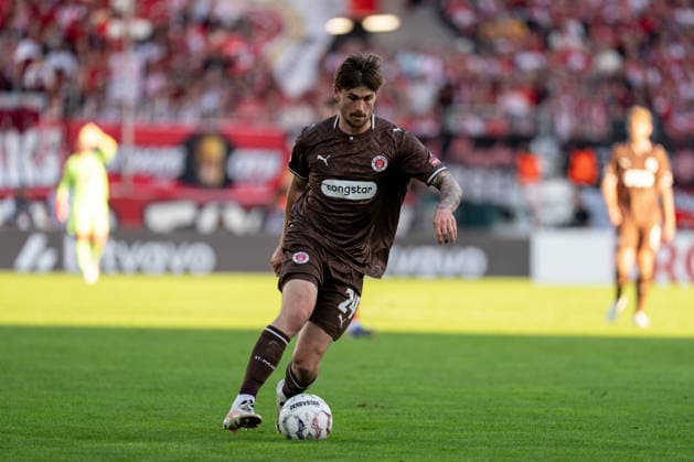 23.08.2026, GER Deutschland, Fussball, Saison 2026 2027, DFB-Pokal 1. Runde RW Essen - St. Pauli Conor Metcalfe (FC St. Pauli, 24) Einzelaktion; Ganzkörper Ganzkoerper ; Ball am Fuss; Essen Stadion an der Hafenstraße Nordrhein-Westfalen (NRW) Deutschland *** August 23, 2026, GER Germany, Soccer, 2026–2027 Season, DFB Cup, 1st Round: RW Essen vs. St. Pauli, Conor Metcalfe (FC St. Pauli), 24 individual plays, full-body, ball at his feet, Essen Stadium on Hafenstraße, North Rhine-Westphalia (NRW), Germany Copyright: xnordphotoxGmbHx xChristianxSchulzex