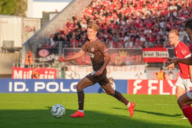 Deutschland: Fussball, DFB-Pokal 2026 27, 1. Runde, Stadion an der Hafenstraße, Essen - Bergeborbeck, Rot-Weiss Essen vs. FC St. Pauli: Erik Ahlstrand (FC St. Pauli, 14) *** German Soccer, 2026-27 DFB Cup, First Round, Stadion an der Hafenstraße, Essen Bergeborbeck, Rot-Weiss Essen vs. FC St. Pauli, Erik Ahlstrand (FC St. Pauli), 14 Copyright: xMichelxWittex