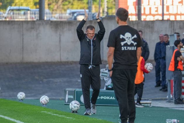 Deutschland: Fussball, DFB-Pokal 2026 27, 1. Runde, Stadion an der Hafenstraße, Essen - Bergeborbeck, Rot-Weiss Essen vs. FC St. Pauli: Uwe Koschinat (Trainer, Rot-Weiss Essen) ist zufrieden. *** German Soccer, 2026-27 DFB Cup, First Round, Stadion an der Hafenstraße, Essen-Bergeborbeck, Rot-Weiss Essen vs. FC St. Pauli; Coach Uwe Koschinat; Rot-Weiss Essen is satisfied Copyright: xMichelxWittex