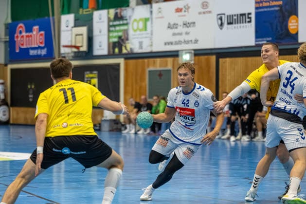 23.08.2026 DHB-Pokal 2026 27 1. Runde TSV Altenholz - VFL Lübeck - Schwartau 25 : 37 (Altenholz in Gelb, Lübeck in Weiß) Rasmus Ankermann (li.), Einar Nickelsen Altenholz Edgar-Meschkat-Halle, Danziger S Schleswig Holstein Deutschland *** August 23, 2026 DHB Cup 2026, Round 1: TSV Altenholz vs. VFL Lübeck Schwartau, 25–37; Altenholz in yellow, Lübeck in white; Rasmus Ankermann (left), Einar Nickelsen (Altenholz), Edgar Meschkat (Halle), Danziger S, Schleswig-Holstein, Germany