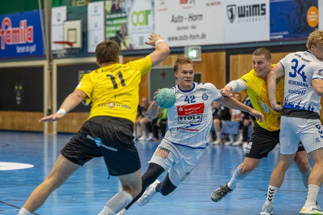 23.08.2026 DHB-Pokal 2026 27 1. Runde TSV Altenholz - VFL Lübeck - Schwartau 25 : 37 (Altenholz in Gelb, Lübeck in Weiß) Rasmus Ankermann (li.), Einar Nickelsen Altenholz Edgar-Meschkat-Halle, Danziger S Schleswig Holstein Deutschland *** August 23, 2026 DHB Cup 2026, Round 1: TSV Altenholz vs. VFL Lübeck Schwartau, 25–37; Altenholz in yellow, Lübeck in white; Rasmus Ankermann (left), Einar Nickelsen (Altenholz), Edgar Meschkat (Halle), Danziger S, Schleswig-Holstein, Germany