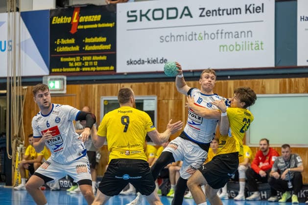 23.08.2026 DHB-Pokal 2026 27 1. Runde TSV Altenholz - VFL Lübeck - Schwartau 25 : 37 (Altenholz in Gelb, Lübeck in Weiß) V.l.n.r.: Rasmus Willette Houmoller, Lars Meereis, Ole Hagedorn, Nicolas Kahmke Altenholz Edgar-Meschkat-Halle, Danziger S Schleswig Holstein Deutschland *** August 23, 2026 DHB Cup 2026, Round 1: TSV Altenholz vs. VFL Lübeck Schwartau 25–37; Altenholz in yellow, Lübeck in white; from left to right: Rasmus Willette Houmoller, Lars Meereis, Ole Hagedorn, Nicolas Kahmke, Altenholz; Edgar Meschkat, Halle, Danziger S, Schleswig-Holstein, Germany