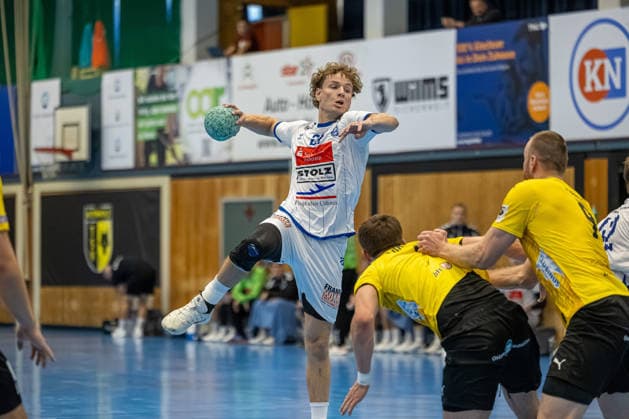 23.08.2026 DHB-Pokal 2026 27 1. Runde TSV Altenholz - VFL Lübeck - Schwartau 25 : 37 (Altenholz in Gelb, Lübeck in Weiß) Bildmitte: Magnus Holpert Altenholz Edgar-Meschkat-Halle, Danziger S Schleswig Holstein Deutschland *** August 23, 2026 DHB Cup 2026, Round 1: TSV Altenholz vs. VFL Lübeck Schwartau, 25–37. Altenholz in yellow, Lübeck in white. Center of the photo: Magnus Holpert (Altenholz) and Edgar Meschkat (Lübeck). Venue: Danziger S, Schleswig-Holstein, Germany