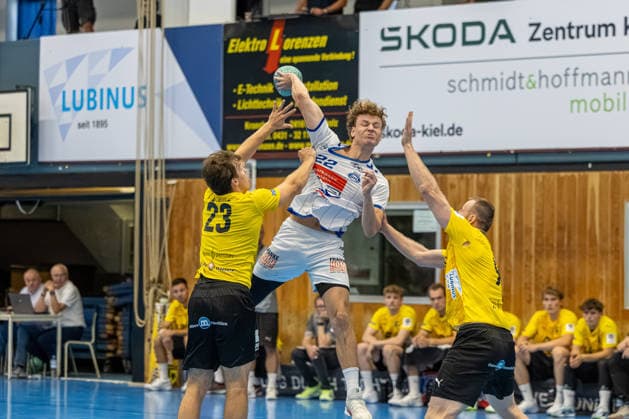 23.08.2026 DHB-Pokal 2026 27 1. Runde TSV Altenholz - VFL Lübeck - Schwartau 25 : 37 (Altenholz in Gelb, Lübeck in Weiß) V.l.n.r.: Nicolas Kahmke, Magnus Holpert, Lars Meereis Altenholz Edgar-Meschkat-Halle, Danziger S Schleswig Holstein Deutschland *** August 23, 2026 DHB Cup 2026, Round 1: TSV Altenholz vs. VFL Lübeck Schwartau 25–37; Altenholz in yellow, Lübeck in white; from left to right: Nicolas Kahmke, Magnus Holpert, Lars Meereis, Altenholz, Edgar Meschkat, Halle, Danziger S, Schleswig-Holstein, Germany