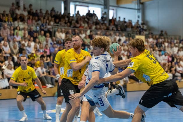 23.08.2026 DHB-Pokal 2026 27 1. Runde TSV Altenholz - VFL Lübeck - Schwartau 25 : 37 (Altenholz in Gelb, Lübeck in Weiß) V.l.n.r.: Lars Meereis, Guy Resch Ermann, Ben Eickhoff Altenholz Edgar-Meschkat-Halle, Danziger S Schleswig Holstein Deutschland *** August 23, 2026 DHB Cup 2026, Round 1: TSV Altenholz vs. VFL Lübeck Schwartau, 25–37. Altenholz in yellow, Lübeck in white. From left to right: Lars Meereis, Guy Resch Ermann, Ben Eickhoff, Altenholz, Edgar Meschkat, Halle, Danziger S, Schleswig-Holstein, Germany