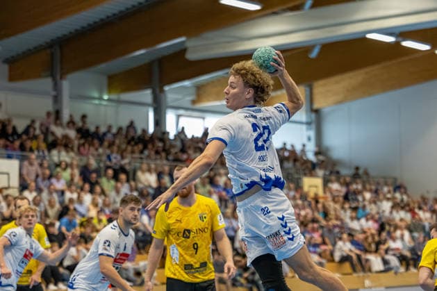 23.08.2026 DHB-Pokal 2026 27 1. Runde TSV Altenholz - VFL Lübeck - Schwartau 25 : 37 (Altenholz in Gelb, Lübeck in Weiß) Bildmitte: Magnus Holpert Altenholz Edgar-Meschkat-Halle, Danziger S Schleswig Holstein Deutschland *** August 23, 2026 DHB Cup 2026, Round 1: TSV Altenholz vs. VFL Lübeck Schwartau 25–37; Altenholz in yellow, Lübeck in white; center of the photo: Magnus Holpert (Altenholz) and Edgar Meschkat (Lübeck); venue: Danziger S, Schleswig-Holstein, Germany