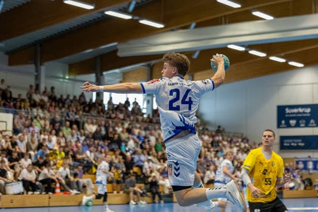 23.08.2026 DHB-Pokal 2026 27 1. Runde TSV Altenholz - VFL Lübeck - Schwartau 25 : 37 (Altenholz in Gelb, Lübeck in Weiß) Bildmitte: Alexander Hartwig Altenholz Edgar-Meschkat-Halle, Danziger S Schleswig Holstein Deutschland *** August 23, 2026 DHB Cup 2026, Round 1: TSV Altenholz vs. VFL Lübeck Schwartau 25–37; Altenholz in yellow, Lübeck in white; Alexander Hartwig (Altenholz) and Edgar Meschkat (Lübeck) in the center of the image; Halle, Danziger S, Schleswig-Holstein, Germany