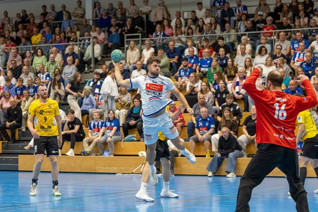 23.08.2026 DHB-Pokal 2026 27 1. Runde TSV Altenholz - VFL Lübeck - Schwartau 25 : 37 (Altenholz in Gelb, Lübeck in Weiß) Ole Schramm (li.), Philip Saggau Altenholz Edgar-Meschkat-Halle, Danziger S Schleswig Holstein Deutschland *** August 23, 2026 DHB Cup 2026, Round 1: TSV Altenholz vs. VFL Lübeck Schwartau 25–37; Altenholz in yellow, Lübeck in white; Ole Schramm (left), Philip Saggau (Altenholz), Edgar Meschkat (Halle), Danziger S Schleswig-Holstein Germany