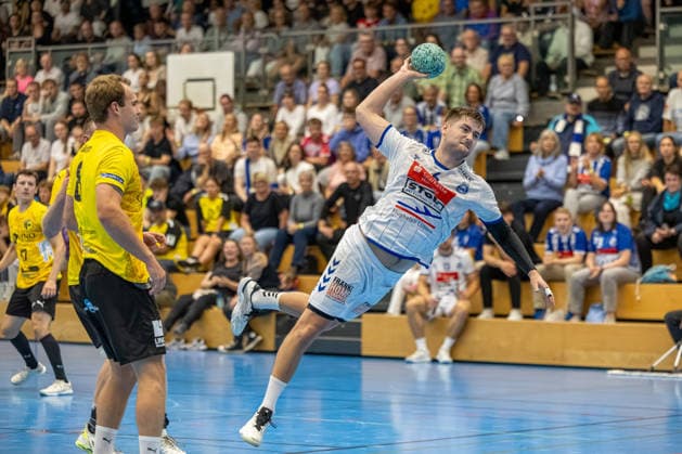 23.08.2026 DHB-Pokal 2026 27 1. Runde TSV Altenholz - VFL Lübeck - Schwartau 25 : 37 (Altenholz in Gelb, Lübeck in Weiß) Jari Glumm (li.), Rasmus Willette Houmoller Altenholz Edgar-Meschkat-Halle, Danziger S Schleswig Holstein Deutschland *** August 23, 2026 DHB Cup 2026, Round 1: TSV Altenholz vs. VFL Lübeck Schwartau, 25–37; Altenholz in yellow, Lübeck in white; Jari Glumm (left), Rasmus Willette, Houmoller (Altenholz), Edgar Meschkat (Halle), Danziger S, Schleswig-Holstein, Germany