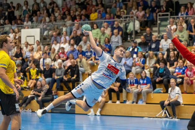 23.08.2026 DHB-Pokal 2026 27 1. Runde TSV Altenholz - VFL Lübeck - Schwartau 25 : 37 (Altenholz in Gelb, Lübeck in Weiß) Rasmus Willette Houmoller Altenholz Edgar-Meschkat-Halle, Danziger S Schleswig Holstein Deutschland *** August 23, 2026 DHB Cup 2026, Round 1: TSV Altenholz vs. VFL Lübeck Schwartau 25–37; Altenholz in yellow, Lübeck in white; Rasmus Willette Houmoller (Altenholz) and Edgar Meschkat (Halle), Danziger S, Schleswig-Holstein, Germany