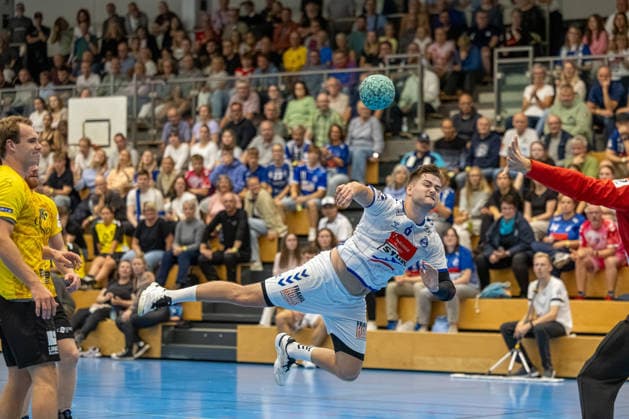 23.08.2026 DHB-Pokal 2026 27 1. Runde TSV Altenholz - VFL Lübeck - Schwartau 25 : 37 (Altenholz in Gelb, Lübeck in Weiß) Rasmus Willette Houmoller Altenholz Edgar-Meschkat-Halle, Danziger S Schleswig Holstein Deutschland *** August 23, 2026 DHB Cup 2026, Round 1: TSV Altenholz vs. VFL Lübeck Schwartau 25–37; Altenholz in yellow, Lübeck in white; Rasmus Willette Houmoller (Altenholz) and Edgar Meschkat (Halle), Danziger S, Schleswig-Holstein, Germany