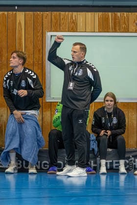 23.08.2026 DHB-Pokal 2026 27 1. Runde TSV Altenholz - VFL Lübeck - Schwartau 25 : 37 (Altenholz in Gelb, Lübeck in Weiß) David Röhrig, Trainer VFL Lübeck-Schwartau Altenholz Edgar-Meschkat-Halle, Danziger S Schleswig Holstein Deutschland *** August 23, 2026 DHB Cup 2026, Round 1: TSV Altenholz vs. VFL Lübeck Schwartau, 25–37; Altenholz in yellow, Lübeck in white; David Röhrig, coach of VFL Lübeck Schwartau; Edgar Meschkat, hall; Danziger S, Schleswig-Holstein, Germany