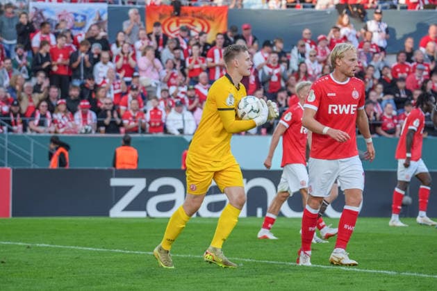 Deutschland: Fussball, DFB-Pokal 2026 27, 1. Runde, Stadion an der Hafenstraße, Essen - Bergeborbeck, Rot-Weiss Essen vs. FC St. Pauli: Jakob Golz (Rot-Weiss Essen, 1) *** German Soccer, 2026-27 DFB Cup, First Round, Stadion an der Hafenstraße, Essen-Bergeborbeck, Rot-Weiss Essen vs. FC St. Pauli, Jakob Golz (Rot-Weiss Essen), 1 Copyright: xMichelxWittex