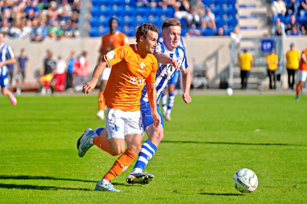 Christopher Lannert (SV Darmstadt 98, 28) im Laufduell gegen Luca Wollschlaeger (FC Carl Zeiss Jena, 11) GER,Carl-Zeiss Jena vs. SV Darmstadt 98, Fussball, DFB-Pokal, 1. Runde, Saison 2026 2027, 23.08.2026 GER,Carl-Zeiss Jena vs. SV Darmstadt 98, Fussball, DFB-Pokal, 1. Runde, Saison 2026 2027, 23.08.2026 Jena *** Christopher Lannert (SV Darmstadt 98), 28, in a footrace against Luca Wollschlaeger (FC Carl Zeiss Jena), 11, GER, Carl Zeiss Jena vs. SV Darmstadt 98, Soccer, DFB Cup, 1st Round, 2026–2027 Season, August 23, 2026, GER, Carl Zeiss Jena vs. SV Darmstadt 98, Soccer, DFB Cup, 1st Round, 2026–2027 Season, August 23, 2026, Jena Copyright: xEibner-Pressefoto PiaxSchindlerx EP_PSR