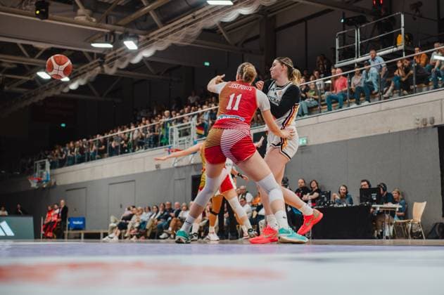 Kinga Josepovits ( 11; Hungary) drängt eine Spielerin der deutschen Nationalmannschaft ab, während der Ball bereits in der Luft ist. Die Sparkassen-Arena in Göttingen ist mit Zuschauern gut gefüllt. Kinga Josepovits ( 11; Hungary) im Zweikampf gegen Deutschland *** Kinga Josepovits (No. 11, Hungary) pushes a player from the German national team out of the way while the ball is already in the air. The Sparkassen Arena in Göttingen is packed with spectators. Kinga Josepovits (No. 11, Hungary) goes head-to-head with a German player. Copyright: xJoelxKruehlerx