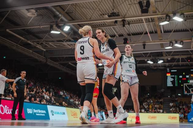 Emily Bessoir und Emma Eichmeyer ( 9; Deutschland A-Natio DamenBB 2026) kommen sich nach einer Spielaktion entgegen, während Luisa Geiselsöder ( 15) daneben läuft. Die Sparkassen-Arena in Göttingen ist gut gefüllt, auf der Anzeigetafel ist ein knappes Spielstand-Bild zu erkennen. Emily Bessoir ( 22; Deutschland A-Natio DamenBB 2026) und Emma Eichmeyer ( 9) im Teammoment *** Emily Bessoir and Emma Eichmeyer, 9, of Germany’s Women’s BB National Team A 2026, run toward each other after a play, while Luisa Geiselsöder (15) runs past them. The Sparkassen Arena in Göttingen is well-attended; the scoreboard shows a close game. Emily Bessoir (22), Germany A National Women’s BB 2026, and Emma Eichmeyer (9) share a team moment. Copyright: xJoelxKruehlerx