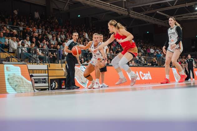 Alexandra Wilke ( 3; Deutschland A-Natio DamenBB 2026) treibt den Ball tief in die Hüfte gebeugt am Gegner vorbei, während Luisa Geiselsöder ( 15; Deutschland) im Hintergrund positioniert ist. Eine ungarische Spielerin versucht den Weg zu versperren, vor voll besetzten Rängen der Sparkassen-Arena in Göttingen. Alexandra Wilke ( 3; Deutschland) im Dribbling gegen Ungarn *** Alexandra Wilke 3 (Germany A National Women s BB 2026) drives the ball past her opponent, bending deeply at the hips, while Luisa Geiselsöder 15 (Germany) is positioned in the background. A Hungarian player attempts to block her path in front of a packed crowd at the Sparkassen Arena in Göttingen. Alexandra Wilke 3 (Germany) dribbles against Hungary Copyright: xJoelxKruehlerx