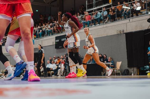 Zwei Spielerinnen der deutschen Damen-Nationalmannschaft feiern ausgelassen einen Treffer in der Sparkassen-Arena Göttingen. Im Vordergrund links sind Beine einer ungarischen Spielerin zu sehen. Alexandra Wilke ( 3; Deutschland) und Teamkollegin jubeln nach Korberfolg *** Two players from the German women s national team celebrate a basket exuberantly at the Sparkassen Arena in Göttingen. In the foreground on the left, the legs of a Hungarian player can be seen. Alexandra Wilke (No. 3, Germany) and her teammate cheer after scoring a basket. Copyright: xJoelxKruehlerx