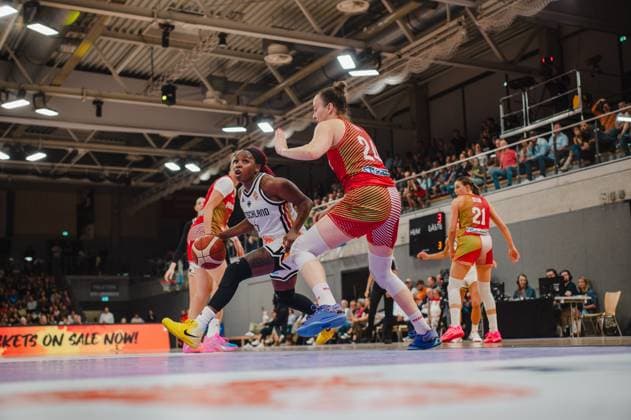 Nyara Sabally ( 8; Deutschland A-Natio DamenBB 2026) treibt den Ball mit Körpereinsatz in die Zone und wird von einer ungarischen Spielerin ( 22; Hungary) geblockt. Im Hintergrund verfolgen weitere Spielerinnen beider Teams die Aktion in der Sparkassen-Arena Göttingen. Nyara Sabally ( 8; Deutschland) im Eins-gegen-eins gegen Ungarn *** Nyara Sabally (8, Germany A Natio Women s BB 2026) drives the ball into the zone with physical play and is blocked by a Hungarian player (22, Hungary). In the background, other players from both teams watch the action unfold at the Sparkassen Arena in Göttingen. Nyara Sabally (8, Germany) goes one-on-one against Hungary Copyright: xJoelxKruehlerx