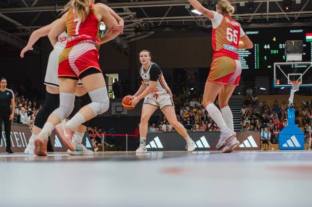 Eine deutsche Spielerin hält den Ball im tiefen Kniestand und sucht eine Anspielstation, während zwei ungarische Spielerinnen ( 7 und 55 Judit Széki-Barnai) sie unter Druck setzen. Die Sparkassen-Arena in Göttingen ist mit Zuschauern gut gefüllt, die Anzeigetafel zeigt 44:51 bei 7:01 Minuten. Deutschland A-Natio Damen im Spielaufbau gegen Hungary in Göttingen *** A German player holds the ball while crouched low and looks for a teammate to pass to, while two Hungarian players—No. 7 and No. 55, Judit Széki Barnai—put pressure on her. The Sparkassen Arena in Göttingen is well-filled with spectators, the scoreboard reads 44–51 with 7:01 remaining as the German Women’s National Team builds up play against Hungary in Göttingen Copyright: xJoelxKruehlerx