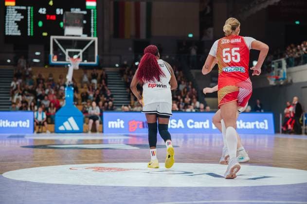 Judit Széki-Barnai ( 55; Hungary) läuft neben einer Spielerin der deutschen Nationalmannschaft über das Parkett der Sparkassen-Arena in Göttingen. Auf der Anzeigetafel ist der Spielstand 42:51 zu sehen. Judit Széki-Barnai ( 55; Hungary) und Deutschland-Spielerin im Spielzug *** Judit Széki Barnai (No. 55, Hungary) runs across the court at the Sparkassen Arena in Göttingen alongside a player from the German national team. The scoreboard shows the score 42–51. Judit Széki Barnai (No. 55, Hungary) and a German player in action. Copyright: xJoelxKruehlerx