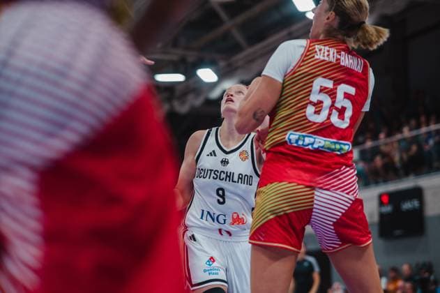 Emma Eichmeyer ( 9; Deutschland A-Natio DamenBB 2026) beobachtet den Ball beim Zweikampf unter dem Korb in der Sparkassen-Arena Göttingen. Judit Széki-Barnai ( 55; Hungary) setzt sich körperlich durch und geht zum Abschluss. Emma Eichmeyer ( 9; Deutschland) im Zweikampf mit Judit Széki-Barnai ( 55; Hungary) *** Emma Eichmeyer 9, Germany A Natio Women s BB 2026, watches the ball during a battle for possession under the basket at the Sparkassen Arena in Göttingen. Judit Széki Barnai 55, Hungary, uses her physicality to gain an advantage and takes the shot. Emma Eichmeyer 9, Germany, battles for possession against Judit Széki Barnai 55 Hungary Copyright: xJoelxKruehlerx