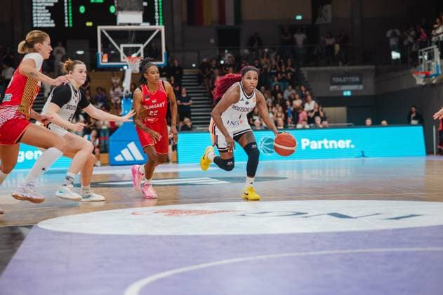 Alexis Peterson ( 1; Deutschland A-Natio DamenBB 2026) treibt den Ball in Richtung Korb und zieht an Yvonne Turner ( 22; Hungary) vorbei. Im Hintergrund verfolgen weitere Spielerinnen beider Teams die Aktion in der Sparkassen-Arena Göttingen. Alexis Peterson ( 1; Deutschland) dribbelt am Korb vorbei gegen Yvonne Turner ( 22; Hungary) *** Alexis Peterson 1 (Germany A National Women s BB 2026) drives the ball toward the basket and passes by Yvonne Turner 22 (Hungary). In the background, other players from both teams watch the action at the Sparkassen Arena in Göttingen. Alexis Peterson 1 (Germany) dribbles past the basket against Yvonne Turner 22 (Hungary). Copyright: xJoelxKruehlerx