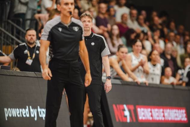 Ein Trainer der deutschen Damen-Nationalmannschaft beobachtet konzentriert das Spielgeschehen von der Seitenlinie der Sparkassen-Arena in Göttingen. Im Vordergrund ist ein Schiedsrichter zu sehen, im Hintergrund verfolgen Reservespielerinnen und Zuschauer das Spiel. Trainer Deutschland A-Natio Damen an der Seitenlinie in Göttingen *** A coach for the German women s national team watches the game intently from the sideline at the Sparkassen Arena in Göttingen. A referee can be seen in the foreground, while in the background, reserve players and spectators watch the game. Coach of the German Women s National Team A on the sideline in Göttingen Copyright: xJoelxKruehlerx