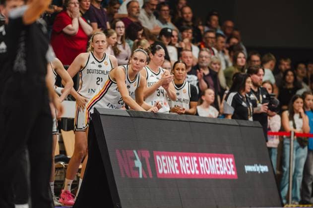 Marie Gülich ( 21; Deutschland A-Natio DamenBB 2026) und Clara Bielefeld ( 25; Deutschland A-Natio DamenBB 2026) beobachten konzentriert das Spielgeschehen von der Teambank in der Sparkassen-Arena Göttingen. Weitere Spielerinnen der deutschen Nationalmannschaft, darunter 34, verfolgen das Spiel im Hintergrund. Marie Gülich ( 21) und Clara Bielefeld ( 25) verfolgen das Spielgeschehen von der Seitenlinie *** Marie Gülich, 21, Germany A National Women’s Basketball Team 2026, and Clara Bielefeld, 25, Germany A National Women’s Basketball Team 2026, watch the game intently from the team bench at the Sparkassen Arena in Göttingen. Other players on the German national team, including No. 34, are watching the game in the background. Marie Gülich, 21, and Clara Bielefeld, 25, are watching the action unfold from the sideline. Copyright: xJoelxKruehlerx