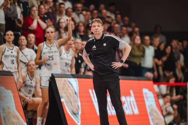 Der Trainer der deutschen Basketball-Nationalmannschaft der Damen beobachtet das Spielgeschehen an der Seitenlinie der Sparkassen-Arena in Göttingen. Im Hintergrund sind mehrere Spielerinnen auf der Bank zu sehen, darunter 16 Alex Hartmann und 25 Clara Bielefeld. Trainer Deutschland A-Natio Damen an der Seitenlinie in Göttingen *** The coach of the German women s national basketball team watches the game from the sidelines at the Sparkassen Arena in Göttingen. In the background, several players can be seen on the bench, including No. 16 Alex Hartmann and No. 25 Clara Bielefeld. Coach of the German Women s National Team on the sidelines in Göttingen Copyright: xJoelxKruehlerx