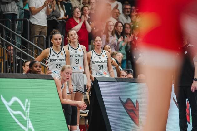 Clara Bielefeld ( 25; Deutschland A-Natio DamenBB 2026) und Marie Gülich ( 21; Deutschland A-Natio DamenBB 2026) verfolgen das Spielgeschehen konzentriert von der Seitenlinie aus. Neben ihnen steht Leif Broßmann ( 34; Deutschland A-Natio DamenBB 2026); im Hintergrund applaudieren die Zuschauer in der Sparkassen-Arena Göttingen. Clara Bielefeld ( 25) und Marie Gülich ( 21) an der Seitenlinie für Deutschland *** Clara Bielefeld, 25, Germany A National Women’s BB 2026, and Marie Gülich, 21, Germany A National Women’s BB 2026, watch the game intently from the sidelines. Standing next to them in the background is Leif Broßmann, 34, Germany A National Women’s BB 2026, who applaudsThe spectators at the Sparkassen Arena in Göttingen cheer on Clara Bielefeld, 25, and Marie Gülich, 21, on the sidelines as they play for Germany Copyright: xJoelxKruehlerx