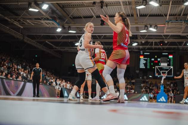 Emma Eichmeyer ( 9; Deutschland A-Natio DamenBB 2026) behauptet sich im Positionsspiel gegen eine Spielerin Ungarns in der Sparkassen-Arena Göttingen. Die Anzeigetafel zeigt den Spielstand 44:51 bei 7:00 Minuten Restspielzeit. Emma Eichmeyer ( 9; Deutschland) im Zweikampf gegen Ungarn in Göttingen *** Emma Eichmeyer 9, Germany A Natio Women s BB 2026, holds her ground in a positional battle against a Hungarian player at the Sparkassen Arena in Göttingen. The scoreboard shows the score 44–51 with 7:00 minutes remaining. Emma Eichmeyer 9, Germany, in a one-on-one battle against Hungary in Göttingen Copyright: xJoelxKruehlerx