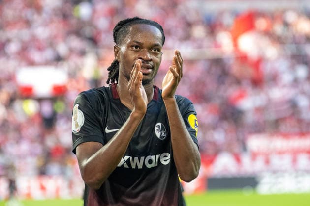 Jordy Makengo (SC Freiburg, 33) bedankt sich bei den Gaestefans fuer die Unterstuetzung. Fortuna Duesseldorf vs. SC Freiburg, Fussball, DFB-Pokal, 1. Runde, Saison 2026 2027, 23.08.2026 DFL DFB Regulations prohibit any use of Photographs as image sequences and or Quasivideo Fortuna Duesseldorf vs. SC. Freiburg, DFB-Pokal, 1. Runde, Saison 2026 2027, 23.08.2026 Duesseldorf *** Jordy Makengo of SC Freiburg, 33, thanks the visiting fans for their support. Fortuna Düsseldorf vs. SC Freiburg, Soccer, DFB Cup, 1st Round, 2026–2027 season, August 23, 2026 DFL and DFB regulations prohibit any use of photographs as image sequences and or quasi-video Fortuna Düsseldorf vs. SC Freiburg, DFB Cup, 1st Round, 2026–2027 season, August 23, 2026, Düsseldorf Copyright: xEibner-Pressefoto ThomasxHaeslerx EP_THR