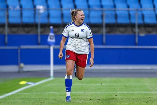 Torschützin Nikola Karczewska (Hamburger SV, 20) mit Torjubel, Jubel, jubeln, jubelt, optimistisch, Spielszene, Highlight, Freude über das Tor zum 1:1, DIE DFB-RICHTLINIEN UNTERSAGEN JEGLICHE NUTZUNG VON FOTOS ALS SEQUENZBILDER UND ODER VIDEOÄHNLICHE FOTOSTRECKEN. DFB REGULATIONS PROHIBIT ANY USE OF PHOTOGRAPHS AS IMAGE SEQUENCES AND OR QUASI-VIDEO., 23.08.2026, Hamburg (Deutschland), Fussball, Google Pixel Frauen-Bundesliga, Hamburger SV - SC Freiburg *** Goal scorer Nikola Karczewska of Hamburger SV, age 20, celebrating a goal, cheering, jubilant, optimistic, game scene, highlight, joy over the goal that tied the score at 1-1, DFB REGULATIONS PROHIBIT ANY USE OF PHOTOGRAPHS AS IMAGE SEQUENCES AND OR VIDEO-LIKE PHOTO SERIES DFB REGULATIONS PROHIBIT ANY USE OF PHOTOGRAPHS AS IMAGE SEQUENCES AND OR QUASI-VIDEO, August 23, 2026, Hamburg, Germany, soccer, Google Pixel Women’s Bundesliga, Hamburger SV vs. SC Freiburg xobx