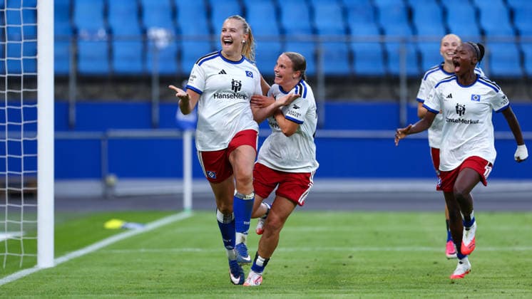 v.li.: Torschützin Nikola Karczewska (Hamburger SV, 20), Jonna Wrede (Hamburger SV, HSV, 26) und Magou Doucoure (Hamburger SV, HSV, 2) mit Torjubel, Jubel, jubeln, jubelt, optimistisch, Spielszene, Highlight, Freude über das Tor zum 1:1, DIE DFB-RICHTLINIEN UNTERSAGEN JEGLICHE NUTZUNG VON FOTOS ALS SEQUENZBILDER UND ODER VIDEOÄHNLICHE FOTOSTRECKEN. DFB REGULATIONS PROHIBIT ANY USE OF PHOTOGRAPHS AS IMAGE SEQUENCES AND OR QUASI-VIDEO., 23.08.2026, Hamburg (Deutschland), Fussball, Google Pixel Frauen-Bundesliga, Hamburger SV - SC Freiburg *** From left: Goal scorer Nikola Karczewska of Hamburger SV, 20; Jonna Wrede of Hamburger SV (HSV), 26; and Magou Doucoure of Hamburger SV (HSV), 2, celebrating the goal, celebration, celebrating, cheer, optimistic, game scene, highlight, joy over the 1-1 goal, DFB REGULATIONS PROHIBIT ANY USE OF PHOTOGRAPHS AS SEQUENCE IMAGES AND OR VIDEO-LIKE PHOTO STORIES DFB REGULATIONS PROHIBIT ANY USE OF PHOTOGRAPHS AS IMAGE SEQU, August 23, 2026, Hamburg, Germany, soccer, Google Pixel Women’s Bundesliga, Hamburger SV vs. SC Freiburg xobx