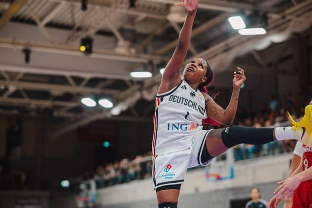 Eine Spielerin der deutschen Nationalmannschaft zieht dynamisch zum Korb und legt den Ball mit ausgestrecktem Arm auf, während eine Gegenspielerin von Hungary am rechten Bildrand zu sehen ist. Die Aufnahme entstand in der Sparkassen-Arena Göttingen. Deutschland-Spielerin beim Korbleger gegen Hungary in Göttingen *** A player on the German national team drives dynamically toward the basket and lays the ball up with her arm outstretched, while an opposing player from Hungary can be seen on the right edge of the frame. The photo was taken at the Sparkassen Arena in Göttingen, Germany. German player making a layup against Hungary in Göttingen Copyright: xJoelxKruehlerx