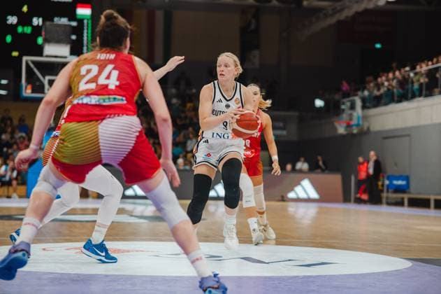 Emma Eichmeyer ( 9; Deutschland A-Natio DamenBB 2026) treibt mit dem Ball in die Zone und sucht eine Angriffsoption, während Franka Emília Tóth ( 24; Hungary) die Verteidigung organisiert. Die Sparkassen-Arena in Göttingen ist gut gefüllt. Emma Eichmeyer ( 9; Deutschland) im Angriff gegen Franka Emília Tóth ( 24; Ungarn) *** Emma Eichmeyer 9 Germany A Natio Women s BB 2026 drives into the zone with the ball and looks for an offensive option, while Franka Emília Tóth 24 (Hungary) organizes the defense. The Sparkassen Arena in Göttingen is packed. Emma Eichmeyer 9 (Germany) attacks against Franka Emília Tóth 24 (Hungary). Copyright: xJoelxKruehlerx