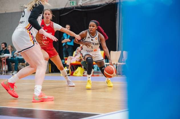 Eine Spielerin der deutschen Nationalmannschaft treibt den Ball am Korb vorbei, während Judit Széki-Barnai ( 55; Hungary) verteidigend eingreift. Die Szene findet in der Sparkassen-Arena in Göttingen statt. Judit Széki-Barnai ( 55; Hungary) im Zweikampf gegen Deutschland A-Natio *** A player on the German national team drives the ball past the basket, while Judit Széki Barnai (No. 55, Hungary) steps in to defend. The scene takes place at the Sparkassen Arena in Göttingen. Judit Széki Barnai (No. 55, Hungary) goes head-to-head against Germany s A national team. Copyright: xJoelxKruehlerx