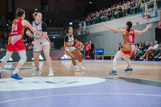 Eine deutsche Spielerin ( 4) hält den Ball in der Ballkontrolle und sucht eine Anspielstation, während Ágnes Studer ( 9; Hungary) mit ausgestreckten Armen verteidigt. Links drängt Franka Emília Tóth ( 24; Hungary) auf die deutsche Spielerin ( 21) ein. Deutschland A-Natio Damen im Angriff gegen Hungary in Göttingen *** A German player (No. 4) controls the ball and looks for a passing option, while Ágnes Studer (No. 9, Hungary) defends with her arms outstretched. On the left, Franka Emília Tóth (No. 24, Hungary) presses the German player (No. 21). The Germany A Women’s National Team on the attack against Hungary in Göttingen. Copyright: xJoelxKruehlerx