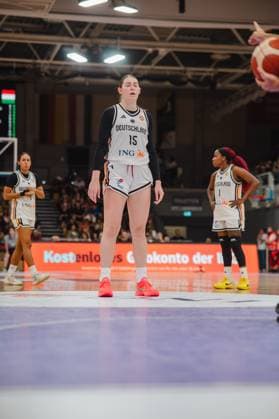 Luisa Geiselsöder ( 15; Deutschland A-Natio DamenBB 2026) steht mit geschlossenen Augen und gesenktem Kopf auf dem Parkett der Sparkassen-Arena in Göttingen. Im Hintergrund sind zwei weitere Deutschland-Spielerinnen zu sehen, darunter Alexis Peterson ( 1) rechts im Bild. Luisa Geiselsöder ( 15; Deutschland A-Natio DamenBB 2026) bei Spielunterbrechung *** Luisa Geiselsöder, No. 15, Germany A National Women s BB 2026, stands on the court at the Sparkassen Arena in Göttingen with her eyes closed and her head bowed. Two other German players can be seen in the background, including Alexis Peterson (1) on the right side of the picture. Luisa Geiselsöder (15), Germany A National Women’s Basketball Team 2026, during a break in play. Copyright: xJoelxKruehlerx