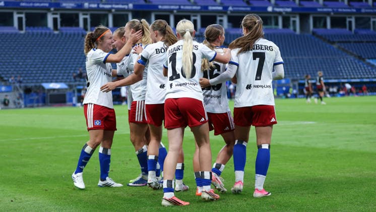 Spielerinnen vom Hamburger SV, HSV mit Torjubel, Jubel, jubeln, jubelt, optimistisch, Spielszene, Highlight, Freude über das Tor zum 1:1, DIE DFB-RICHTLINIEN UNTERSAGEN JEGLICHE NUTZUNG VON FOTOS ALS SEQUENZBILDER UND ODER VIDEOÄHNLICHE FOTOSTRECKEN. DFB REGULATIONS PROHIBIT ANY USE OF PHOTOGRAPHS AS IMAGE SEQUENCES AND OR QUASI-VIDEO., 23.08.2026, Hamburg (Deutschland), Fussball, Google Pixel Frauen-Bundesliga, Hamburger SV - SC Freiburg *** Hamburger SV players, HSV celebrating a goal, cheering, celebrating, jubilant, optimistic, game scene, highlight, joy over the goal that tied the score at 1-1, DFB REGULATIONS PROHIBIT ANY USE OF PHOTOGRAPHS AS SEQUENCE IMAGES AND OR VIDEO-LIKE PHOTO SERIES DFB REGULATIONS PROHIBIT ANY USE OF PHOTOGRAPHS AS IMAGE SEQUENCES AND OR QUASI-VIDEO, August 23, 2026, Hamburg, Germany, soccer, Google Pixel Women’s Bundesliga, Hamburger SV vs. SC Freiburg xobx