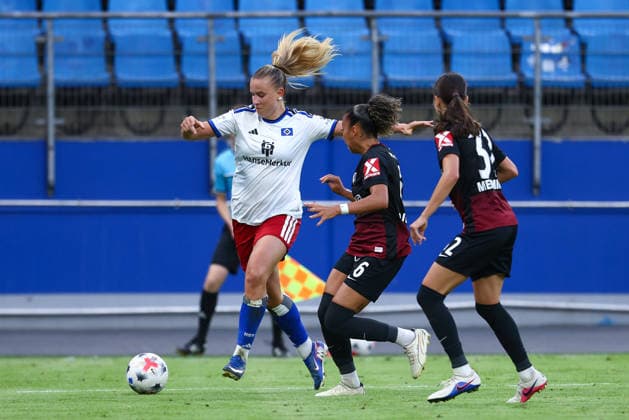 v.li.: Nikola Karczewska (Hamburger SV, 20), Nicole Ojukwu (SC Freiburg, 6) im Zweikampf, Duell, Dynamik, Aktion, Action, Spielszene, DIE DFB-RICHTLINIEN UNTERSAGEN JEGLICHE NUTZUNG VON FOTOS ALS SEQUENZBILDER UND ODER VIDEOÄHNLICHE FOTOSTRECKEN. DFB REGULATIONS PROHIBIT ANY USE OF PHOTOGRAPHS AS IMAGE SEQUENCES AND OR QUASI-VIDEO., 23.08.2026, Hamburg (Deutschland), Fussball, Google Pixel Frauen-Bundesliga, Hamburger SV - SC Freiburg *** From left: Nikola Karczewska (Hamburger SV), 20; Nicole Ojukwu (SC Freiburg), 6—in a one-on-one battle, duel, dynamic moment, action, game scene, DFB REGULATIONS PROHIBIT ANY USE OF PHOTOGRAPHS AS IMAGE SEQUENCES AND OR VIDEO-LIKE PHOTO SERIES DFB REGULATIONS PROHIBIT ANY USE OF PHOTOGRAPHS AS IMAGE SEQUENCES AND OR QUASI-VIDEO, August 23, 2026, Hamburg, Germany, soccer, Google Pixel Women’s Bundesliga, Hamburger SV vs. SC Freiburg xobx