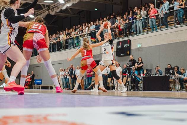 Emily Bessoir ( 22; Deutschland A-Natio DamenBB 2026) geht unter Druck einer ungarischen Verteidigerin ( 7) zum Wurf in der Sparkassen-Arena Göttingen. Im Hintergrund verfolgen zahlreiche Zuschauer die Szene, die Anzeigetafel zeigt einen knappen Spielstand. Emily Bessoir ( 22; Deutschland A-Natio DamenBB 2026) beim Wurfversuch *** Emily Bessoir, 22, of the Germany A National Women s BB 2026 team, takes a shot under pressure from a Hungarian defender No. 7 at the Sparkassen Arena in Göttingen. In the background, numerous spectators watch the action, the scoreboard shows a close game as Emily Bessoir, 22, of the Germany A National Women’s BB 2026 team, attempts a shot Copyright: xJoelxKruehlerx
